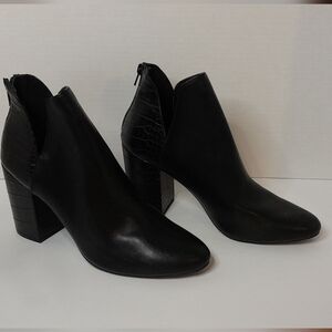 - R2 Ankle Boot Elana Size 9 1/2 Women's Black Croc Texture Pre-owned Flaw…